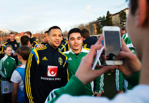 Martin Olsson ställer upp på en bild när det svenska