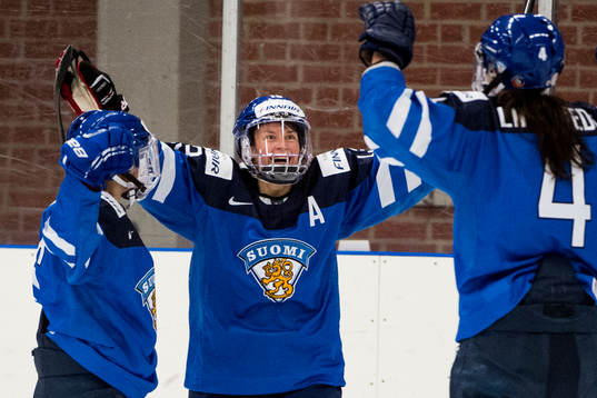 Finlands Rika Välilä Nieminen (m) jublar