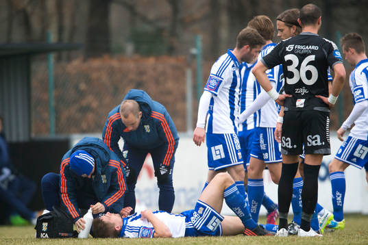 IFK Göteborgs Mikael Boman skadar sig