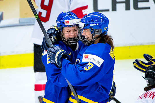 Sveriges Erica Udén Johansson kramas om av Lina Wester