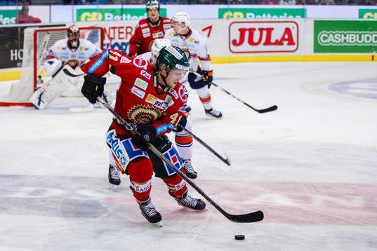 Frölundas Mathis Olimb med pucken