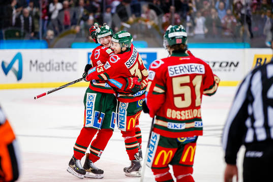 Frölundas Artturi Lehkonen och Elias Fälth jublar