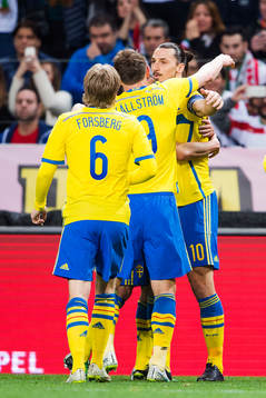 Sveriges Zlatan Ibrahimovic gör 1-0 och jublar med Emil