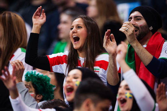 Irans supportrar jublar på läktaren