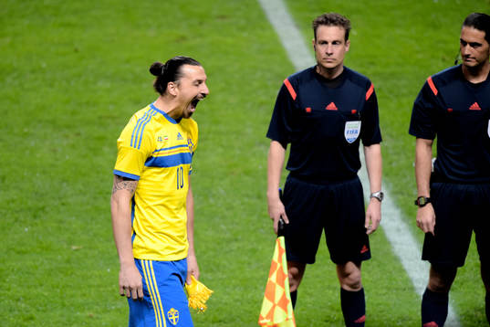 Sveriges Zlatan Ibrahimovic grimaserar innan