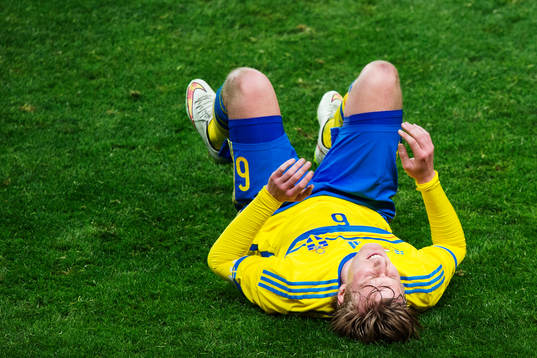 Sveriges Emil Forsberg ligger ner skadad