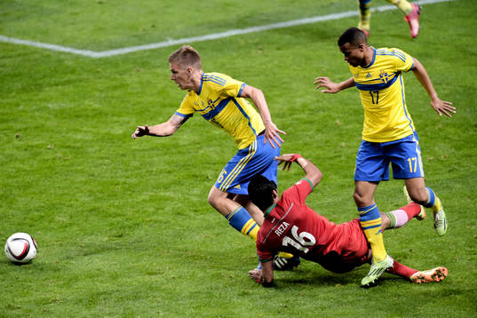 Sveriges Pontus Wernbloom och Robin Quaison stoppar Irans