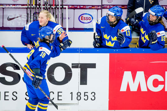 Sveriges Anna Borqvist firar hon gjort 0-1 med bänken