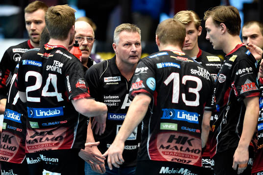 HK Malmös tränare Ulf Sivertsson pratar med laget i en