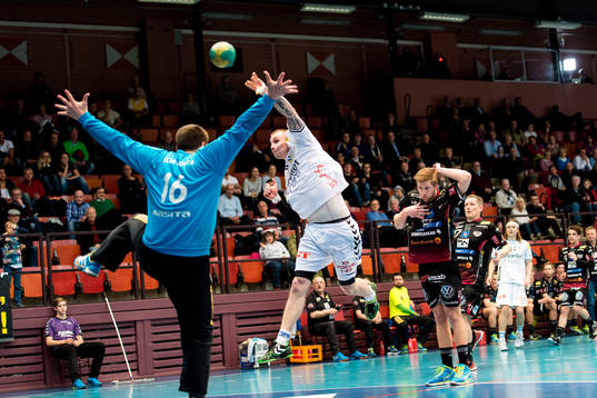 Redbergslids Tobias Johansson sätter en boll bakom HK