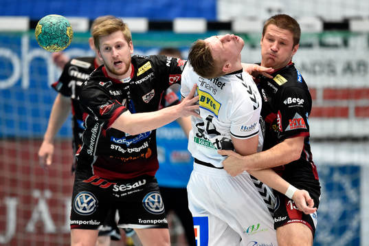 Redbergslids Linus Arnesson får en smäll av HK Malmös