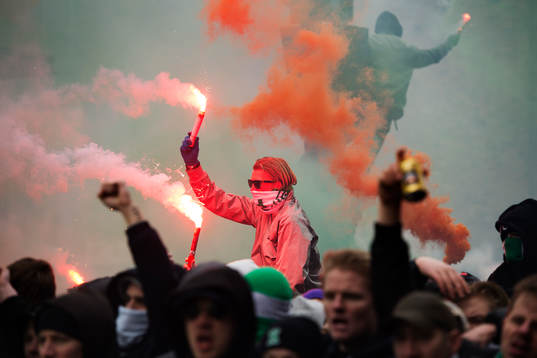 Hammarbys supportrar tänder bengaleldar och marscherar