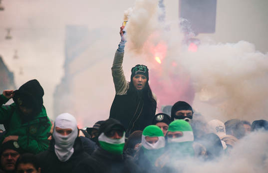 Hammarbys supportrar tänder bengaleldar och marscherar