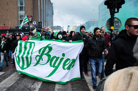Hammarbys supportrar marscherar över Södermalm