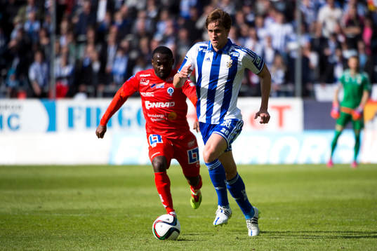 Åtvidabergs John Owoeri jagar IFK Göteborgs Thomas Rogne