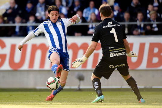 IFK Göteborgs Lasse Vibe kommer fri mot Åtvidabergs