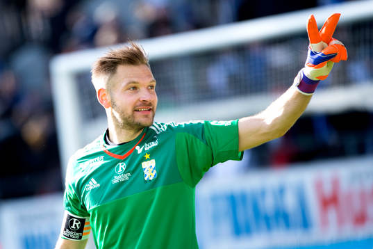 IFK Göteborgs målvakt John Alvbåge jublar
