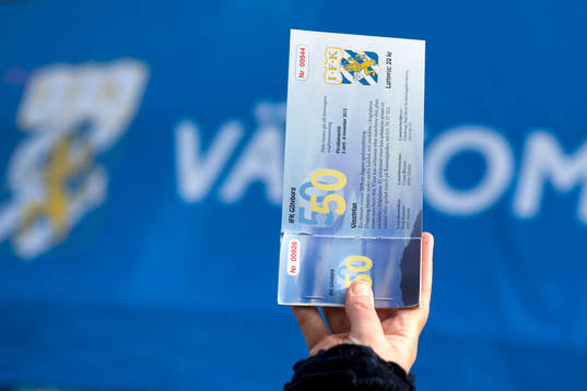 Försäljning av 50/50-lotter utanför arenan