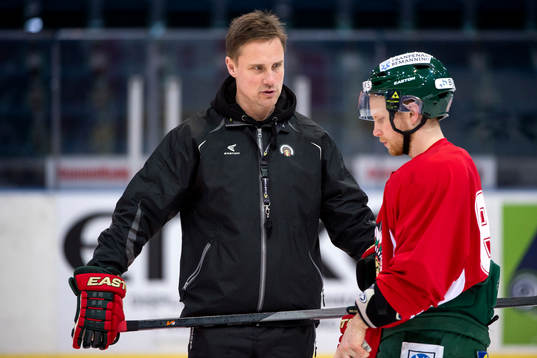 Frölundas tränare Roger Rönnberg pratar med Ryan Lasch
