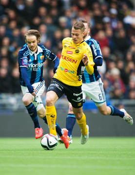 Djurgårdens Daniel Berntsen utmanas av Elfsborgs Viktor