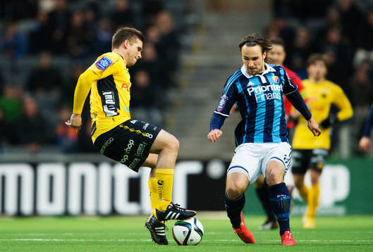 Elfsborgs Anders Svensson fintar Djurgårdens Kevin Walker