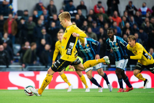 Elfsborgs Per Frick skjuter en straff som han missar