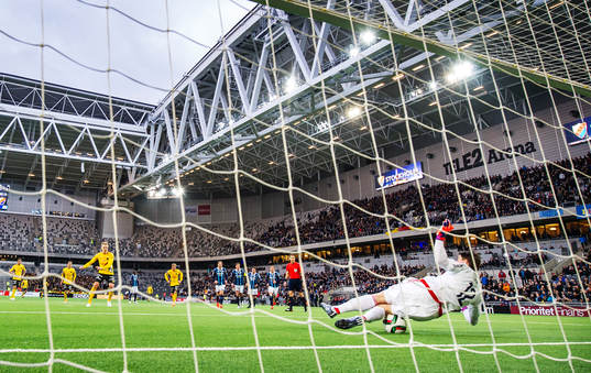 Djurgårdens målvakt Kenneth Höie räddar en straff från