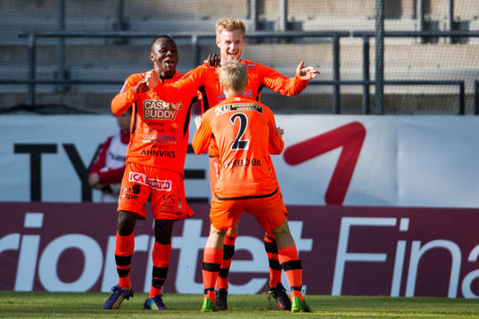 Varbergs Mats André Kaland jublar ihop med Nsima Peter och