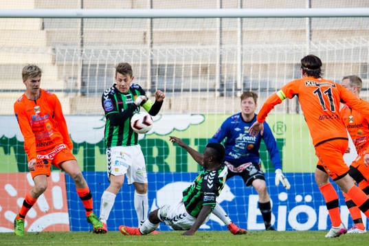 Varbergs Robin Tranberg (h) skjuter och Gais Patrik