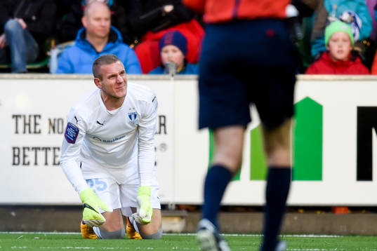 Malmö FFs målvakt Robin Olsen skadar armen