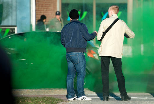 Hammarbysupportar eldar rökbengaler