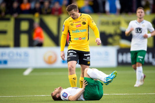 Elfsborgs Anders Svensson reagerar mot Hammarbys Måns