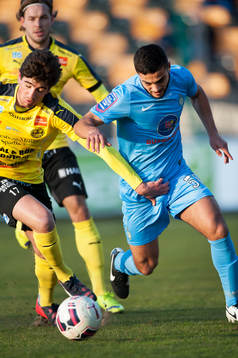 Mjällbys Lukas Gripp greppar Athletics Othman El Kabir i