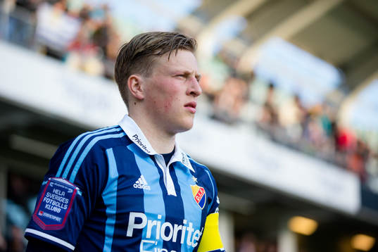 Djurgårdens Emil Bergström på väg in till planen för