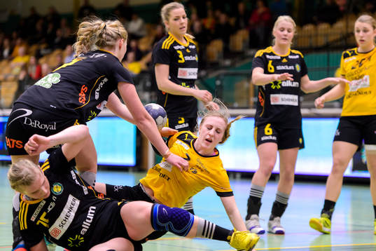 Eslövs Julia Bardis stoppas i Sävehofs försvar