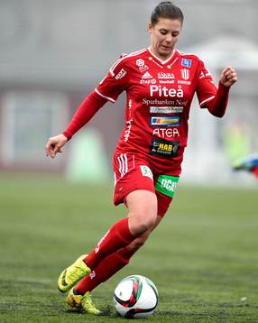 s Hanna Pettersson med bollen