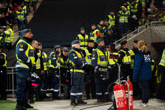 Poliser står uppställda