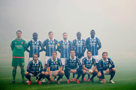 Djurgårdens spelare står uppradade för ett lagfoto övre