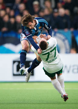 Djurgårdens Jesper Arvidsson tacklar Hammarbys Mats Solheim
