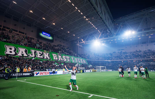 Hammarbys Mats Solheim manar på publiken