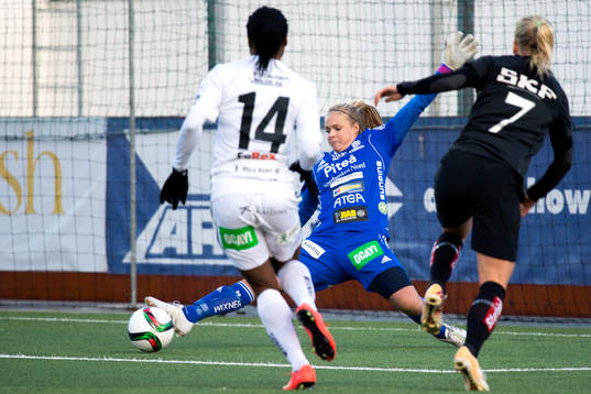 Piteås målvakt Hilda Carlén sträcker sig