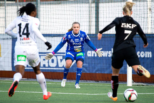 Piteås målvakt Hilda Carlén gör sig redo för ett skott
