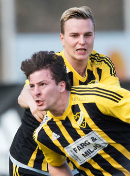 IFK Hässleholms Martin Tsilfidis har gjort 0-1 och grattas