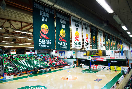 Banér hänger i Täljehallen