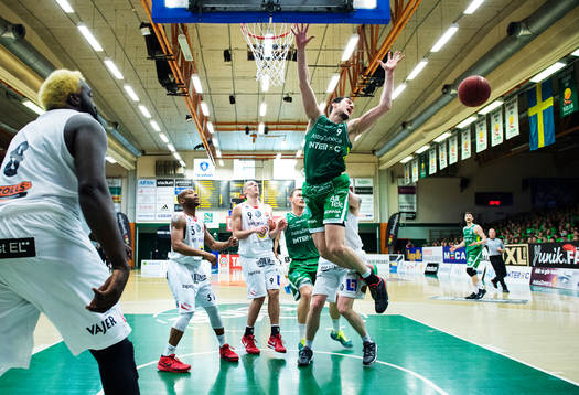 Södertäljes Toni Bizaca missar bollen