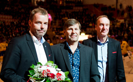 Mats Näslund får sin tröja hissad i EON arena och hyllas