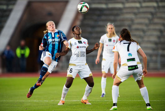 Djurgårdens Mia Jalkerud i en duell med Rosengårds Anita