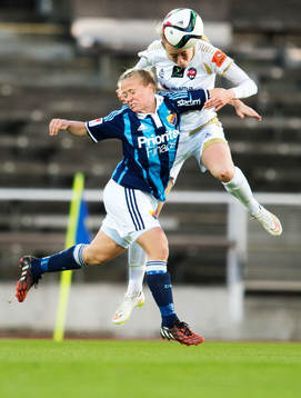 Djurgårdens Mia Jalkerud förlorar en luftduell med