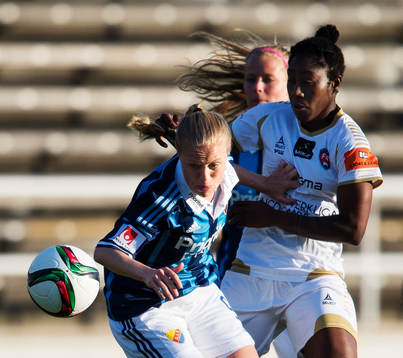 Djurgårdens Mia Jalkerud i en duell med Rosengårds Anita