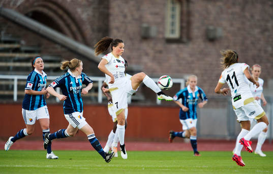 Rosengårds Sara Björk Gunnarsdottir tar ner bollen